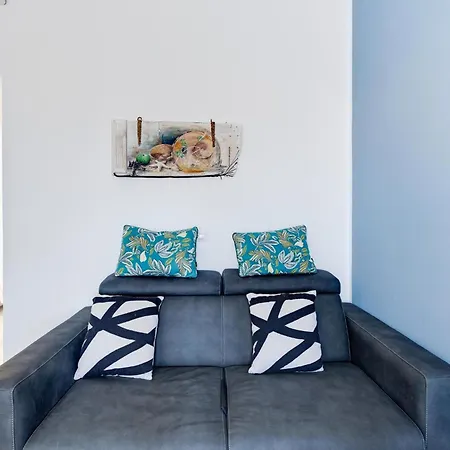 Апартаменты With Private Terrace, 50m From The Sea Кастельсардо