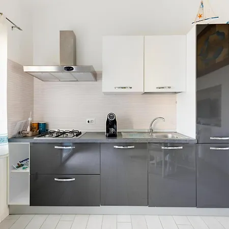 Апартаменты With Private Terrace, 50m From The Sea Кастельсардо